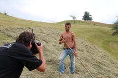Der 30-jährige Robert ist Akkordschaler, Maurer und Landwirt. Er lebt auf dem elterlichen Hof, den er später gerne übernehmen möchte. (Bild: www.bauernkalender.ch)