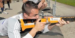 Auch als Schütze versuchte sich Diego Benaglio schon - allerdings nur spasseshalber. (Bild: Keystone)