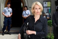 Moderatorin Christine Meier auf dem Weg in die Kirche. (Bild: Urs Bucher)