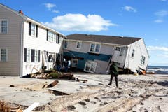Beschädigtes Haus am Strand von Long Beach Island. (Bild: Keystone)
