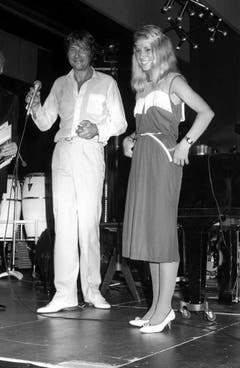Die Eiskunstläuferin Denise Biellmann und Udo Jürgens am Gala-Abend des Schweizer Sports in Regensdorf am 27. September 1981. (Bild: Keystone)