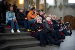 Einige Besucher fanden auf den Stiegen der Kathedrale Platz. (Bild: Benjamin Manser)