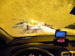 Wer die Front- und vorderen Seitenscheiben seines Wagens nicht komplett von Schnee und Eis befreit, macht sich strafbar. (Bild: Kantonspolizei Thurgau)