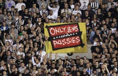 "Nur Juden und Schlappschwänze": Fans von Partizan Belgrad beleidigen im September 2014 Anhänger von Tottenham Hotspur. Die englischen Fans pflegen offen eine jüdische Identität. (Bild: Keystone)