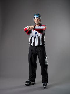 Halten (IIHF-Regel 144): Ein Spieler, der mit einer Hand oder mit beiden Händen, mit Armen oder Beinen oder auf die andere Weise das Vorärtskommen eines Gegenspielers behindert oder ihn davon abhält, frei Schlittschuh zu laufen. Mit der einen Hand auf Brusthöhe wird das andere Handgelenk umfasst. (Bild: Keystone)