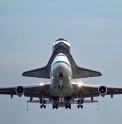 Auf dem Rücken eines Jumbo-Jets absolvierte die US-Raumfähre Endeavour im September 2012 ihre letzte Reise. Die Endeavour wurde vom Kennedy Space Center in Florida in ein Museum nach Kalifornien gebracht. (Bild: Keystone)