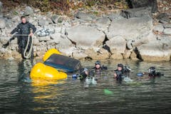 Polizeitaucher der Kantonspolizei St.Gallen während einer Einsatzübung am Walensee. Bei der Übung wird ein Kleinwagen versenkt und anschliessend geborgen (Bild: Urs Bucher)