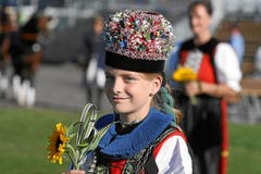 Mädchen in Freiburger Sonntagstracht in der Arene de la Broye. (Bild: swiss-image.ch)