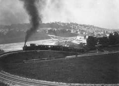 Um 1900 ist ein Personenzug mit Dampflokomotive in der Ruckhaldekurve in St.Gallen unterwegs. Im Hintergrund sind Güterbahnhof und Vonwilbrücke im Bau. Hinter der Brücke fehlt noch die Kirche St.Otmar. (Bild: Stadtarchiv der Ortsbürgergemeinde St.Gallen)
