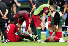 Ronaldo macht seinen Kameraden Mut. (Bild: Keystone)