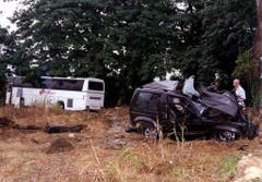 Der Jeep, in dem Sänger Falco sass, ist zerstört. Bei der Kollision mit dem Bus starb der Sänger. (Bild: Keystone)