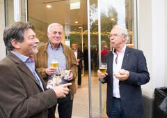 Mit Bier und Wurst stimmten sich die Besucher auf die Diskussion ein. (Bild: Ralph Ribi)