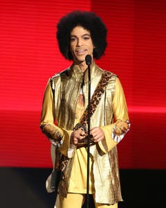 Eine der letzten Aufnahmen: Prince vergibt am 22. November 2015 bei den American Music Awards den Preis für das beste Album. (Bild: Keystone)