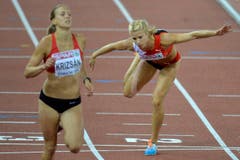 Linda Züblin (rechts) wirft sich bei der EM in Zürich 2014 ins Ziel. (Bild: WALTER BIERI (KEYSTONE))