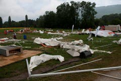 Die Schäden am Material sind beträchtlich - ganz abgesehen von den Verletzten, die der Sturm forderte. (Bild: Keystone)