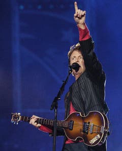 Platz 8: Paul McCartney. Sir Paul wurde 2005 nach dem "Nipplegate" geholt, um der Show wieder etwas Würde zu verleihen. Und das tat der Ex-Beatle: Zusammen mit den 84'000 Zuschauern sang er "Hey Jude". (Bild: RHONA WISE (EPA))