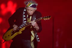 Keith Richards beim Gitarrensolo. (Bild: WALTER BIERI (KEYSTONE))