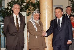Yasser Arafat wird von den Bundesräten Flavio Cotti und Otto Stich bei seinem Staatsbesuch im Januar 1994 in der Schweiz begrüsst. (Bild: Keystone)