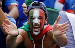 An Italy fan cheers prior to the group D World Cup soccer match between Italy and Uruguay at the Arena das Dunas in Natal, Brazil, Tuesday, June 24, 2014. (AP Photo/Andrew Medichini) (Bild: Keystone)