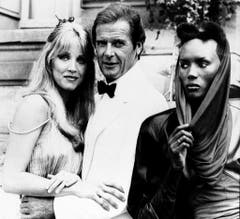 Im Sandwich: 007 zwischen Stacey Sutton (gespielt von Tanya Roberts, r.) und May Day (gespielt von Grace Jones) in «A View to a Kill» (1985). (Bild: Keystone)