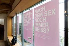Plakate der neuen Love Life Kampagne hängen während einer Medienkonferenz an einem Fenster, am 16. März 2015, in Bern. (Bild: Keystone)