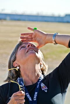 Eva Baumgartner, die Mutter von Felix, beobachtet, wie ihr Sohn in den Himmel steigt. (Bild: Red Bull)