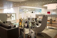 Ein reichhaltiges Sortiment an Getränken in der VIP Lounge. (Bild: Ralph Ribi)