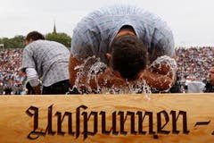 Kleine Erfrischung für Arnold Forrer vor dem ersten Gang. (Bild: Keystone)