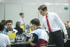 Restaurant-Service: David Güger aus Mörschwil beweist sein Können (Bild: pd)