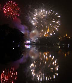 Feuerwerk über dem National Kandawgyi Park in Yangon, Myanmar. (Bild: Keystone)
