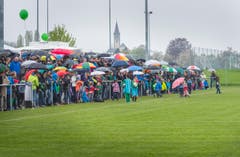 750 Zuschauer sahen sich im strömenden Regen das Spiel zwischen den ehemaligen Schweizer Natispielern und dem FC Neukirch-Egnach an. (Bild: Andrea Stalder)