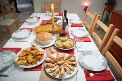 Das Weihnachtsmahl: Paul (weisser Bohneneintopf), Rakija (Schnaps), Sarma (Kabiswickel), Pita mit Apfelfüllung, panierter Fisch und Cesnica (Weihnachtsbrot). (von oben im Uhrzeigersinn) (Bild: Ralph Ribi)