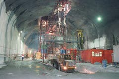 Am Zwischenangriffsschacht in Sedrun wird eine vertikale Röhre gebaut. Beim Bau des 800 Meter lange Schacht helfen 70 Minenarbeiter aus dem afrikanischen Land Lesotho, die als Experten im senkrechten Schachtbau gelten. (Bild: Keystone)