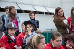 St. Gallen - OFFA FrYhlingsmesse Freitzeit- und Sportmesse und Pferdemesse Besucher bei oder in der Arene bei der Darbietung der Pferdevoltiiererinnen , junge Reiterinnen (Bild: Ralph Ribi)