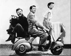 Das Sujet dieser Spritztour aus dem Jahr 1953 zieren bis heute in Italien Kalender und Postkarten: Audrey Hepburn und Gregory Peck (2.v.r.) brausen im Erfolgsstreifen "Roman Holiday" auf einer Vespa durch Rom. (Bild: STR (AP NY))