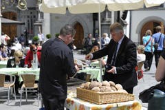 Vor der Kirche gab es für die Gäste einen Bratwurststand. (Bild: HANSPETER SCHIESS)