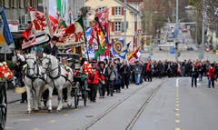Viel Volk und Fahnen beim Festumzug in Frauenfeld. (Bild: Reto Martin)