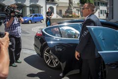 Der Moment, auf den alle gewartet haben: Jan Ullrich steigt aus dem Wagen aus. (Bild: Benjamin Manser)