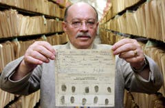 Der Skandal: 2006 kam heraus, dass Günter Grass Mitglied der Waffen SS war. Hier präsentiert Peter Gerhardt, von der "Deutschen Dienststelle", das Personalblatt von Grass während seiner Zeit in US-Gefangenschaft in Berlin. (Bild: Keystone)