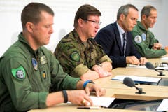 Korpskommandant Aldo C. Schellenberg, Kommandant Luftwaffe, zweiter von links, spricht an der Seite von Pierre de Goumoens, ZSO Kommandant Luftwaffe, Jürg Nussbaum, Chef Kommunikation Luftwaffe, und Lukas Rechsteiner, Chef Fluglehrer Puma/Cougar, von links, in einer Medienkonferenz zum Militärhelikopterabsturz beim Gotthard-Hospiz. (Bild: Keystone)