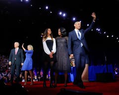Die Familie Obama (rechts) und Vize Joe Biden mit Frau Jill. (Bild: Pablo Martinez Monsivais / AP)