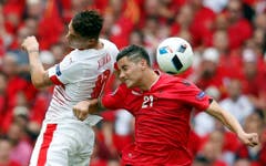 Granit Xhaka (l) gegen Odise Roshi. (Bild: Keystone)