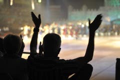 Begeisterte Reaktionen im Publikum beim Auftakt zum Military Tattoo. (Bild: Hanspeter Schiess)