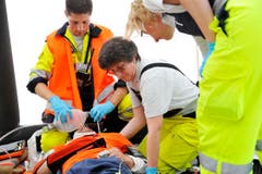 Sorgfältige Handgriffe bei der Bergung. (Bild: Donato Caspari)