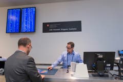 Ein Mitarbeiter des Zolls informiert einen Passagier. (Bild: Ralph Ribi)