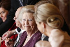 Während der Abdankungszeremonie lächelt Prinzessin Beatrix ihrer Schwiegertochter Maxima zu. (Bild: Keystone)