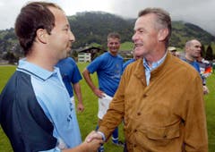 Zusammentreffen mit dem späteren Natitrainer Ottmar Hitzfeld bei einem Benefizspiel zugunsten der unwettergeschädigten Engelberger im Herbst 2005. (Bild: Keystone)