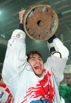 Der Herisauer Captain Damian Freitag mit dem NLB-Pokal. (Bild: Keystone)