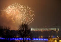 Das Nationalstadion in Warschau wird durch das Silvesterfeuerwerk erhellt. (Bild: Keystone)