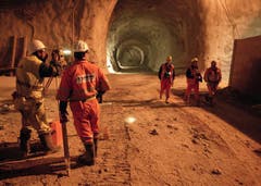Genaues Messen: Die Abweichung zur Planung betragen für den Gotthard acht Zentimeter horizontal und einen Zentimeter vertikal. (Bild: Keystone)